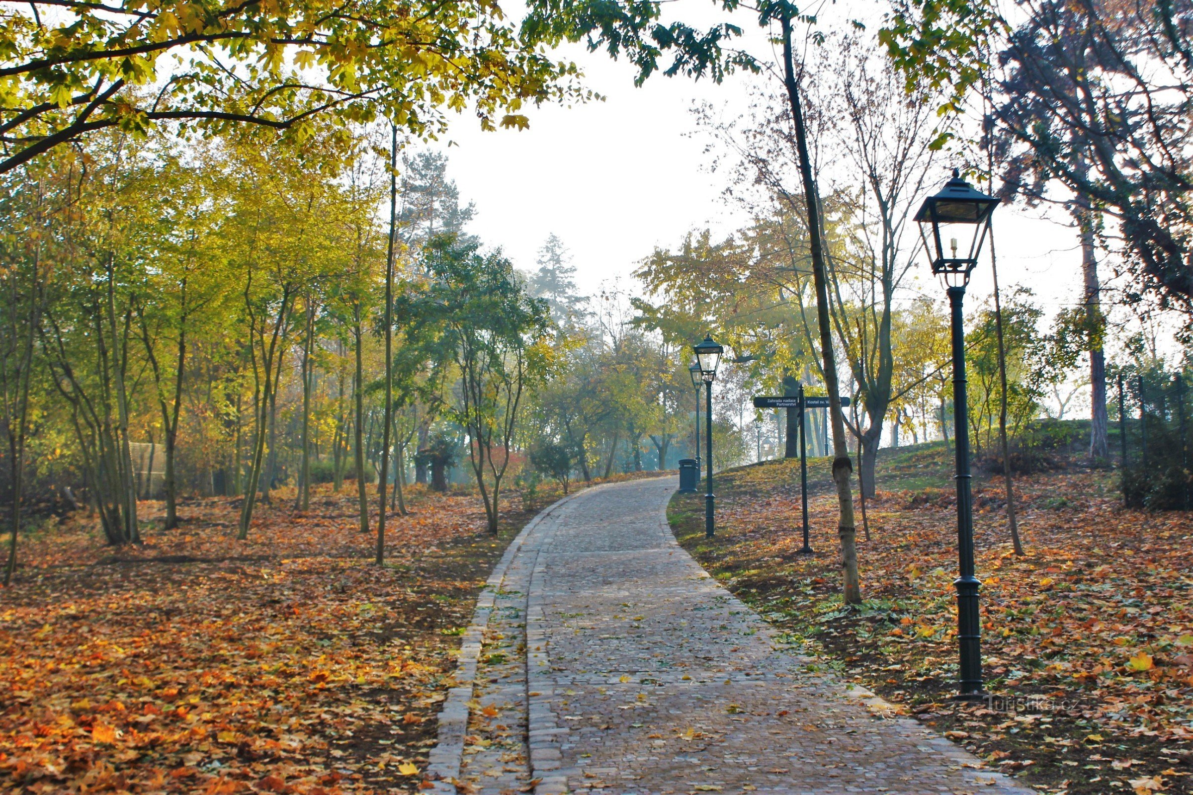 Brno-park Špilberk - północna droga dojazdowa