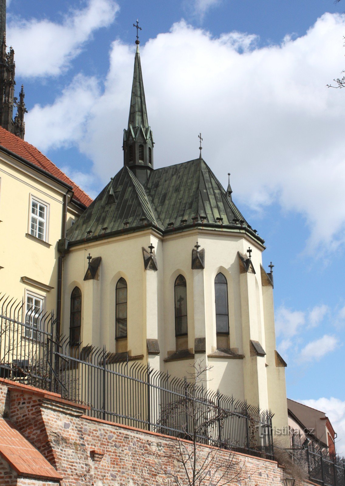 Brno-Petrov - Szent István kápolna. Kereszt és Szűz Mária