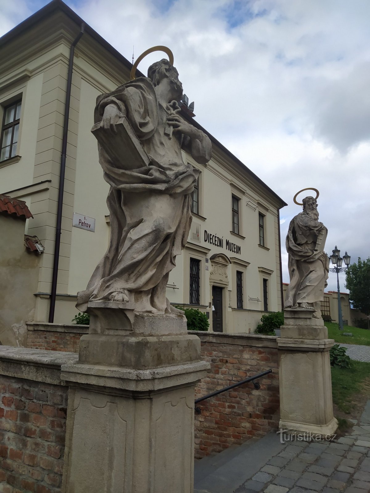 Brno, Petrov, standbeeld van St. Petrus en Paulus