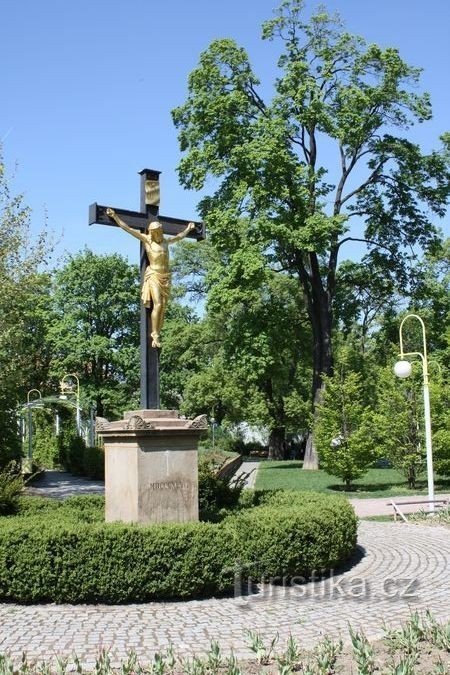Brno - Tyršův sad - cruce centrală din fontă