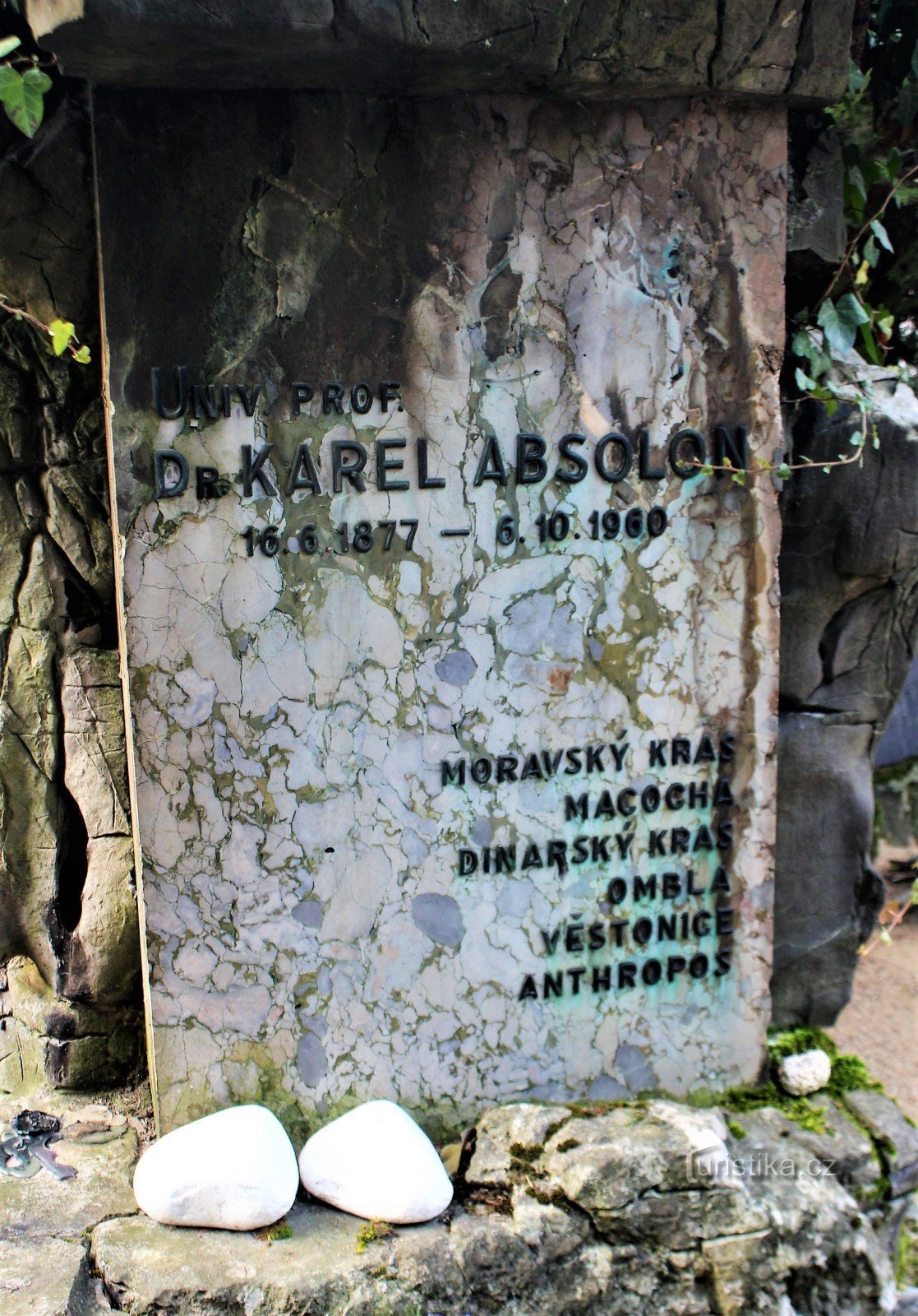 Brno-Ústřední hřbitov - la tumba de Karel Absolon