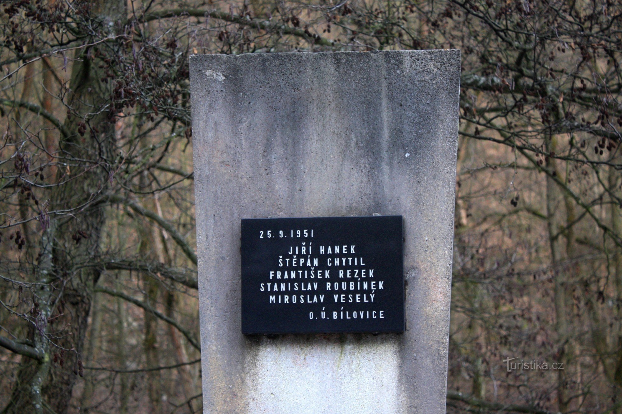 Une plaque de bronze aux noms des aviateurs