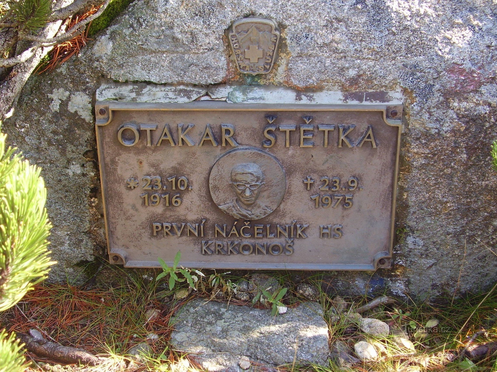 Bronzeplatte, gewidmet dem Gründer von HS Krkonoše