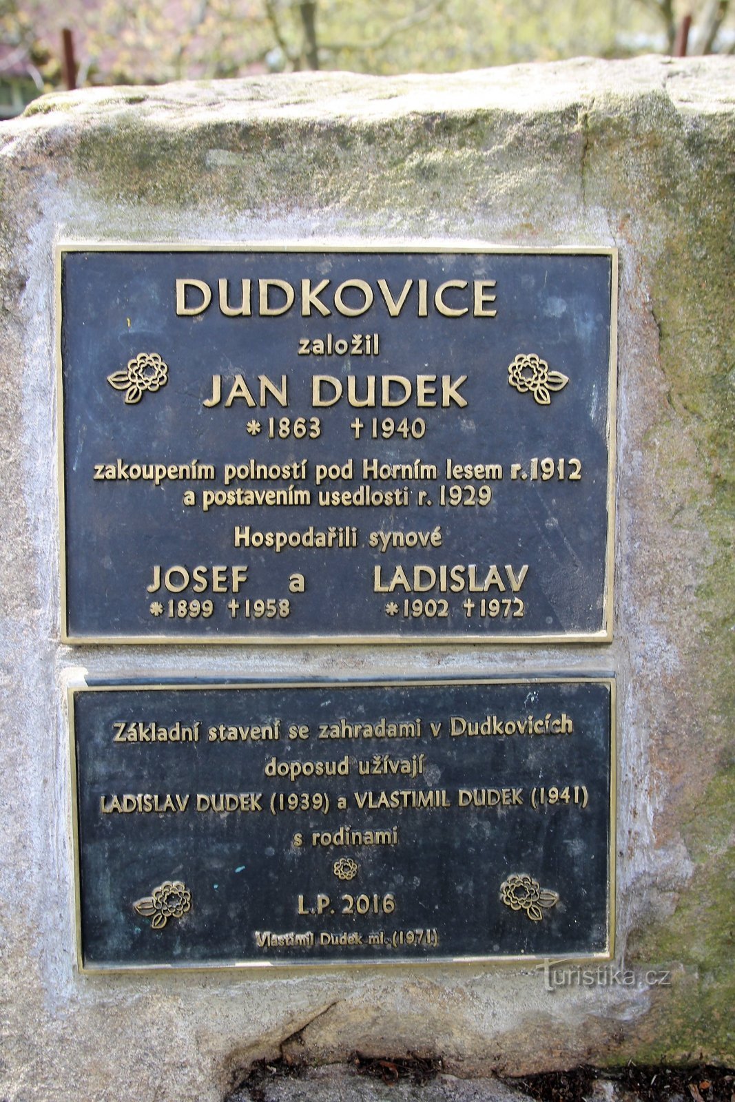 Plăci de bronz cu o descriere a familiei Dudk