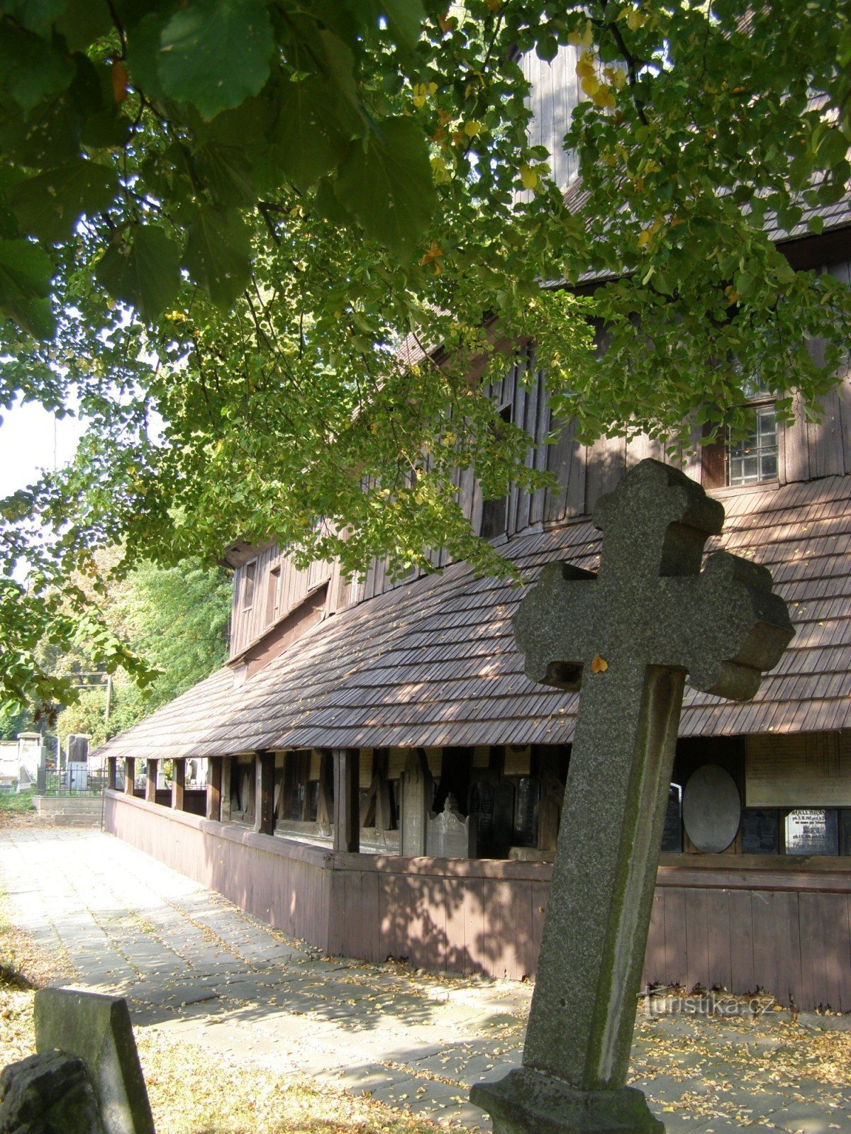 ブルモフ - 木造の聖教会。 聖母マリア