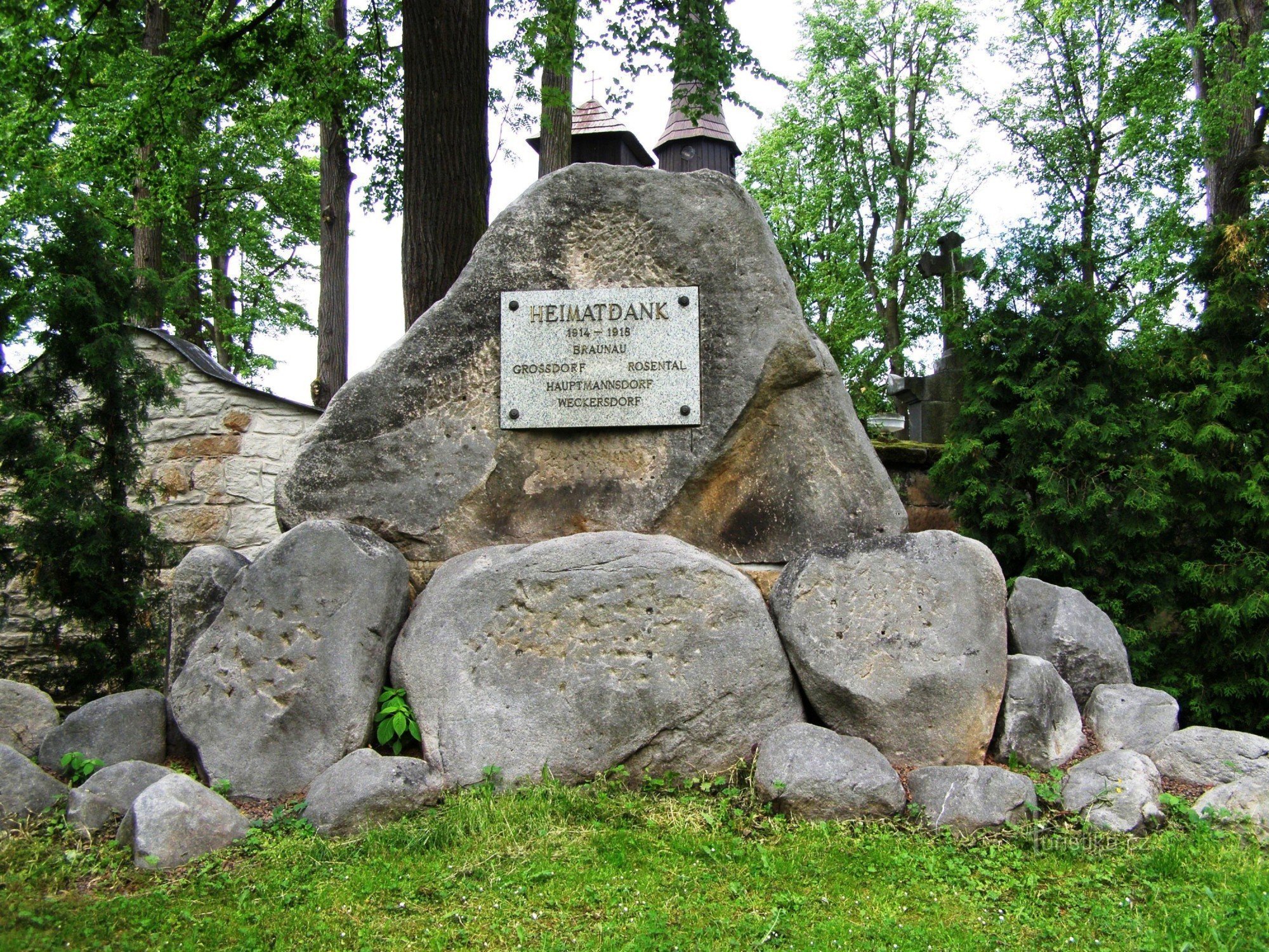 Broumov - memoriales a las víctimas de la 1ra y 2da Calle. guerra