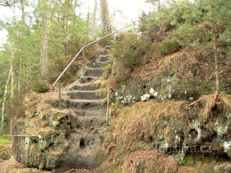 Brtnický castle: Access road 17.4.05