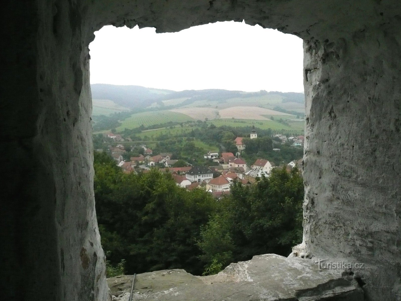Brumov a kastély ablakából