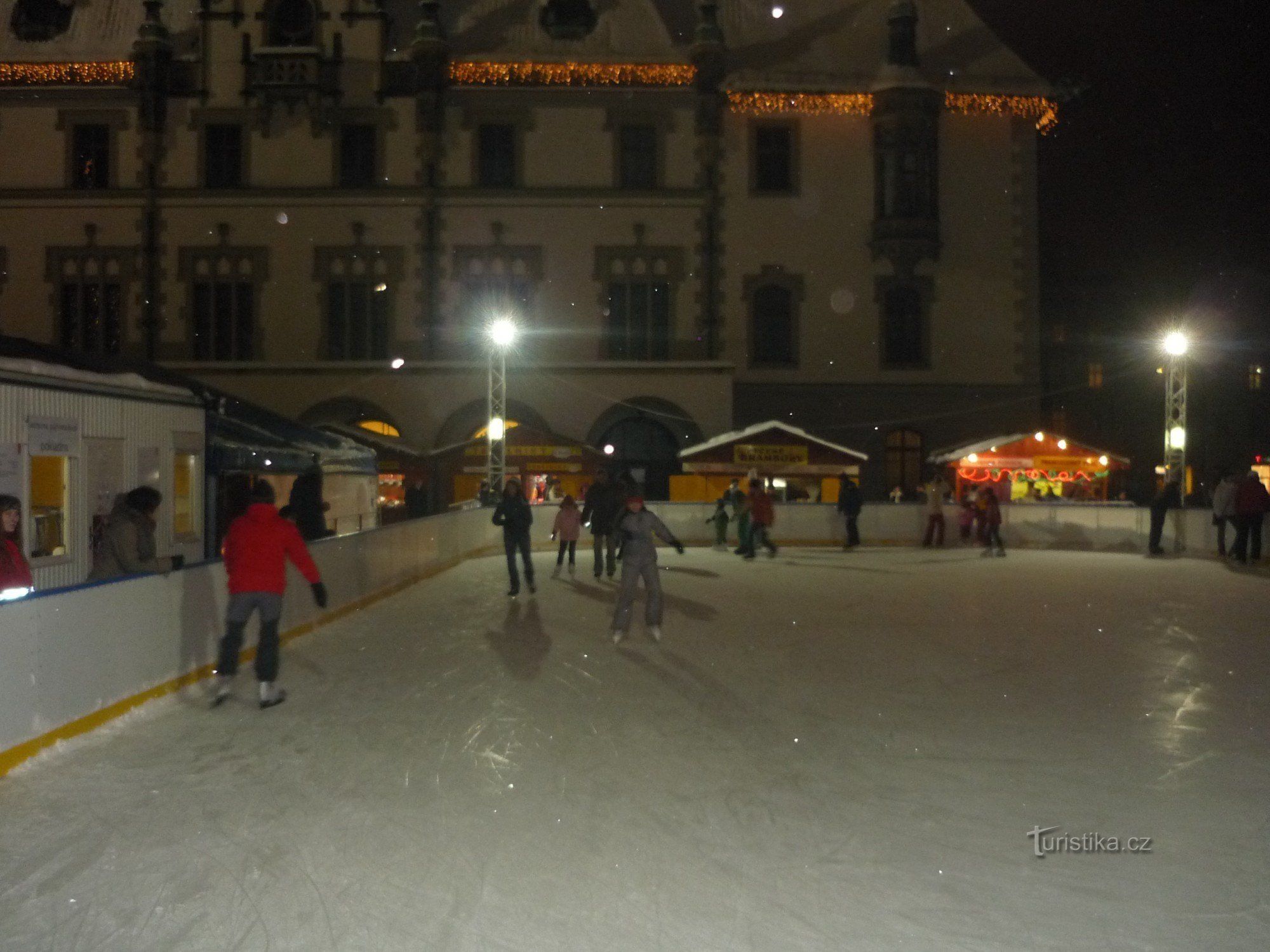 luistelemassa kaupungintalon edessä Olomoucissa