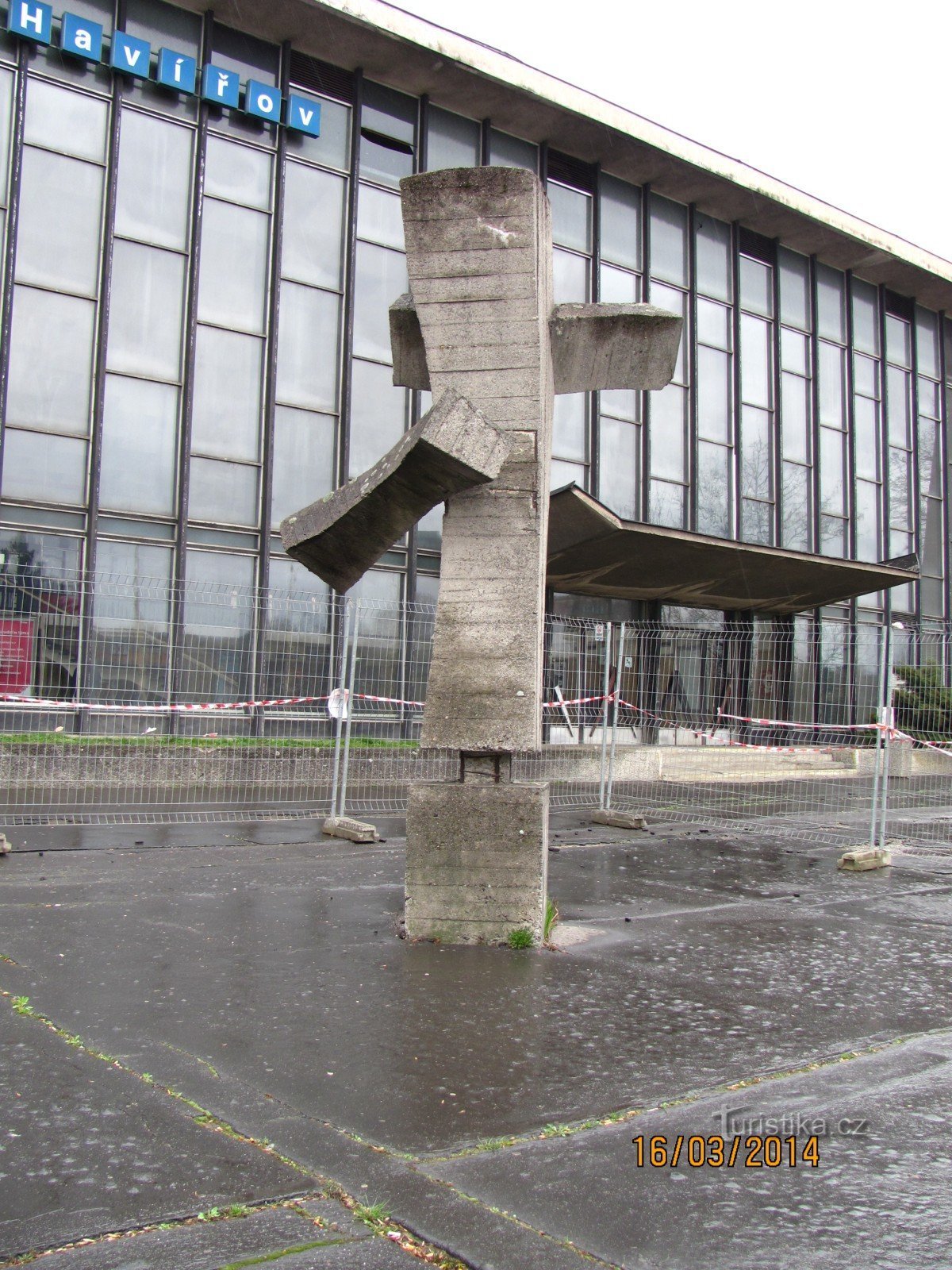 Brutalistische Skulptur Richtung