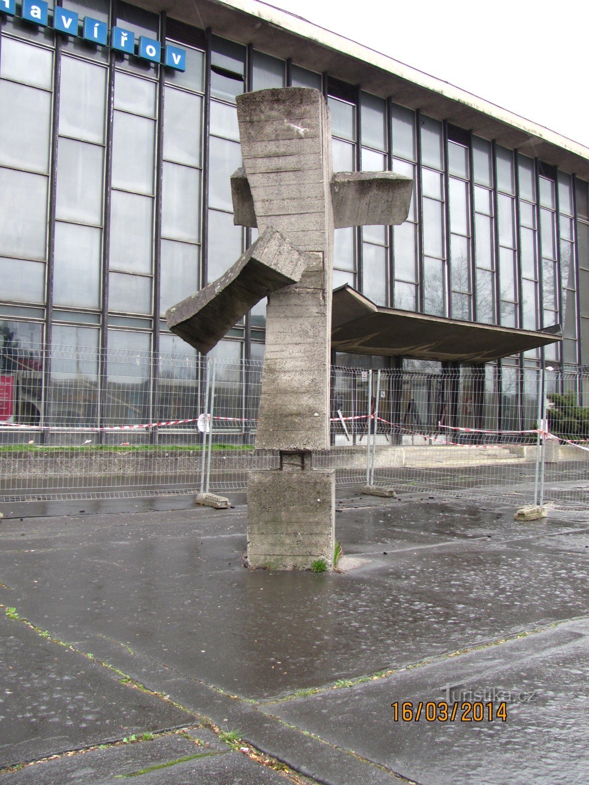 Brutalistische Skulptur Richtung