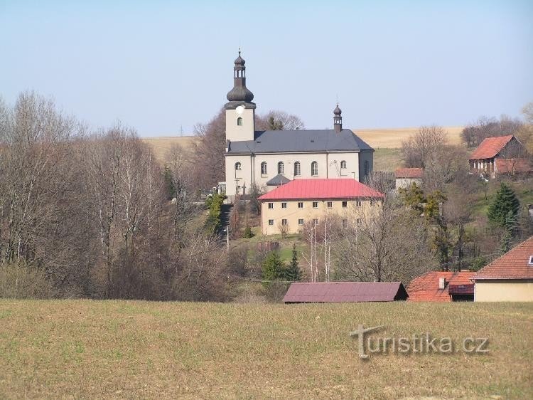 Bruzovice - kerk in het voorjaar: Bruzovice werd gesticht aan het begin van de 13e en 14e eeuw. Eerst