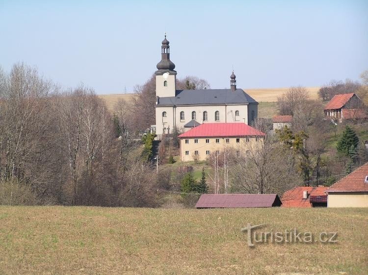 Bruzovice - templom tavasszal: Bruzovice-t a 13. és 14. század fordulóján alapították. Első