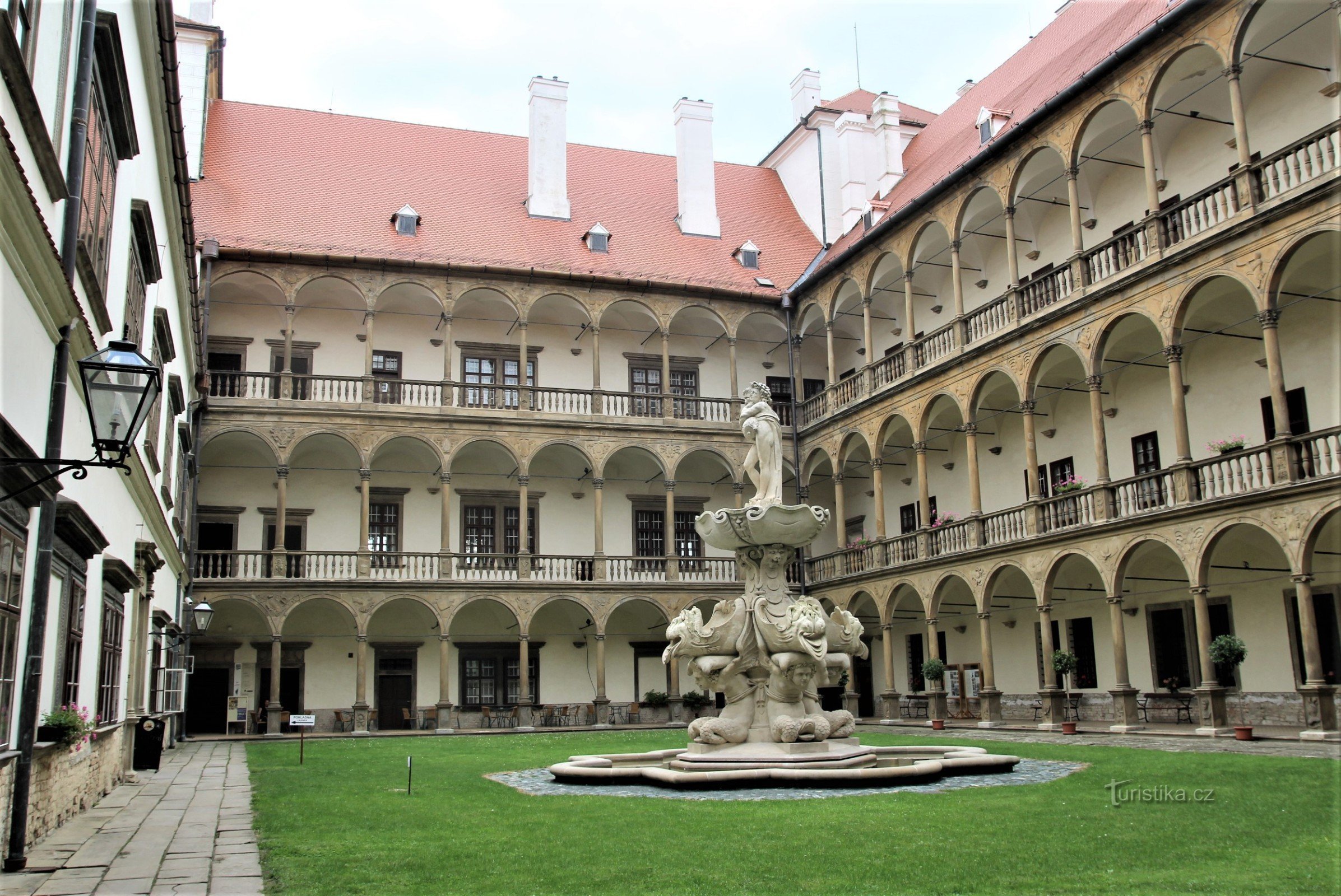 Bučovice - fuente del castillo