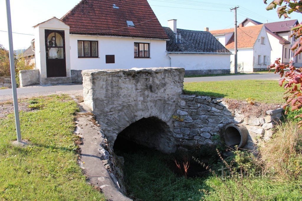 Budětice, híd és a Szent István-kápolna. Nepomuki János