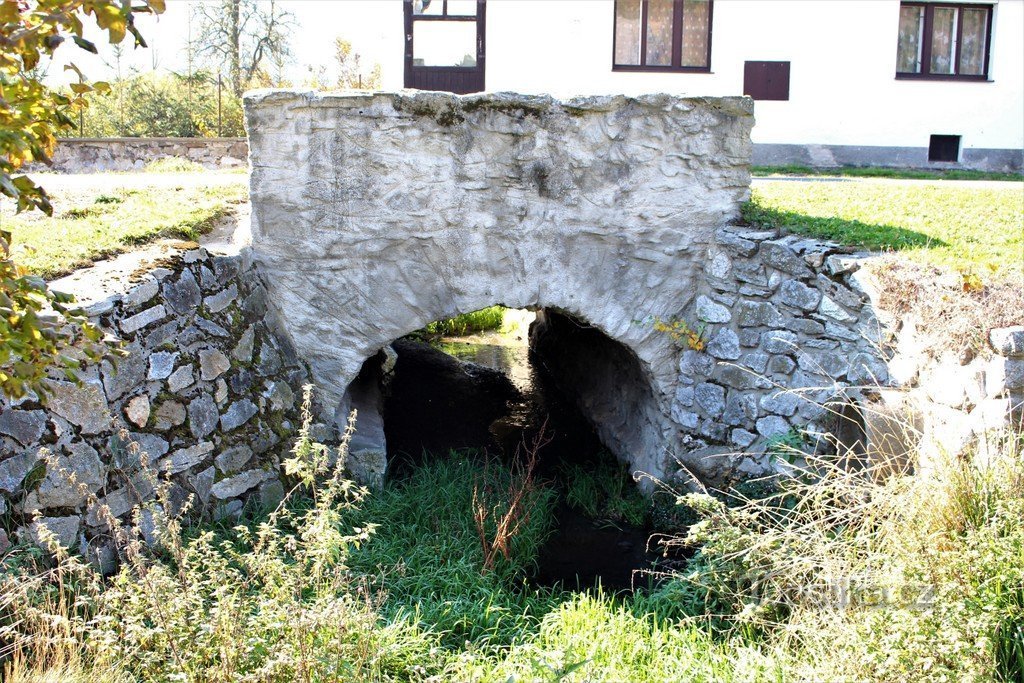 Budětice, brug onder de weg naar Rabí