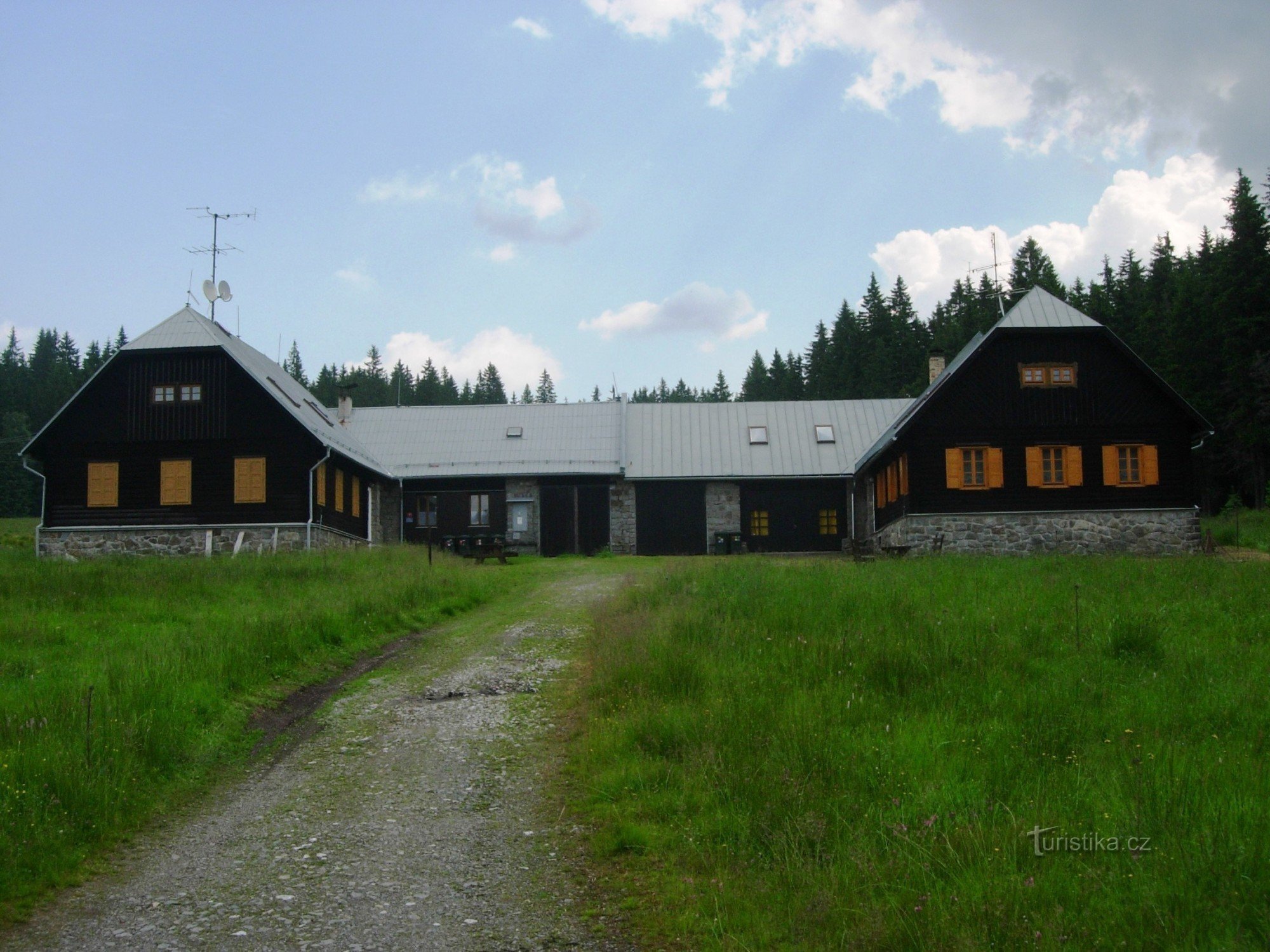 Het gebouw van het voormalige wildreservaat Rybarna