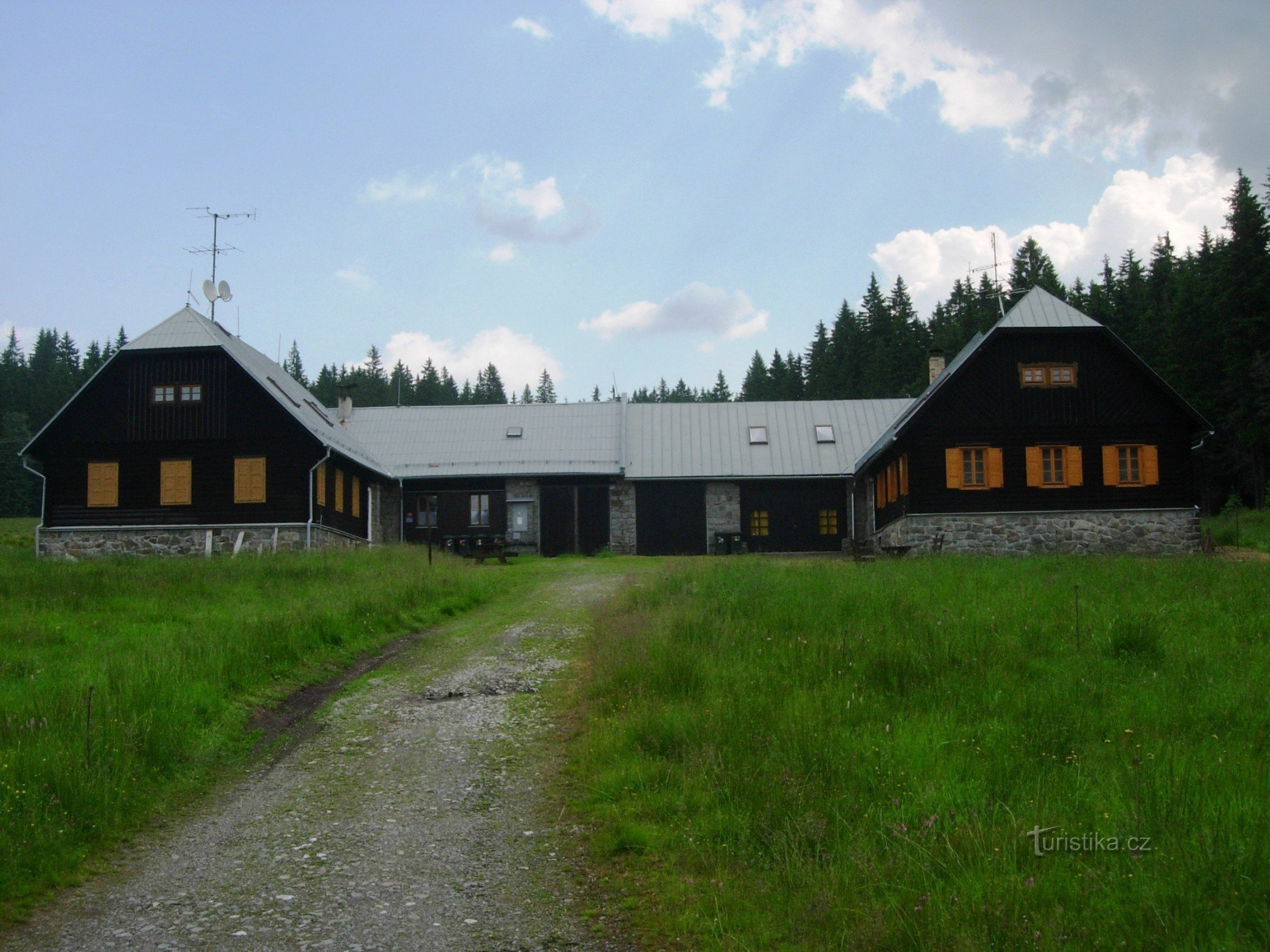 A construção da antiga reserva de caça Rybarna