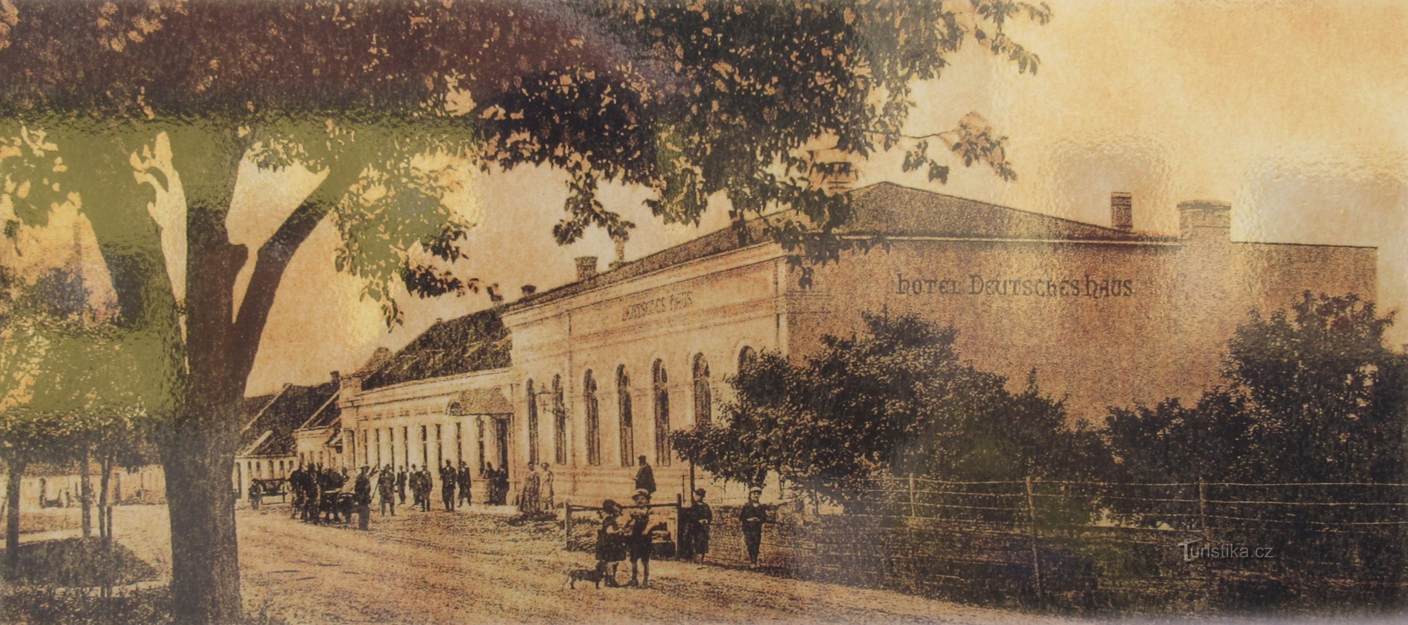 O edifício da antiga tipografia Ludvík em um cartão postal da década de 20 (trad.