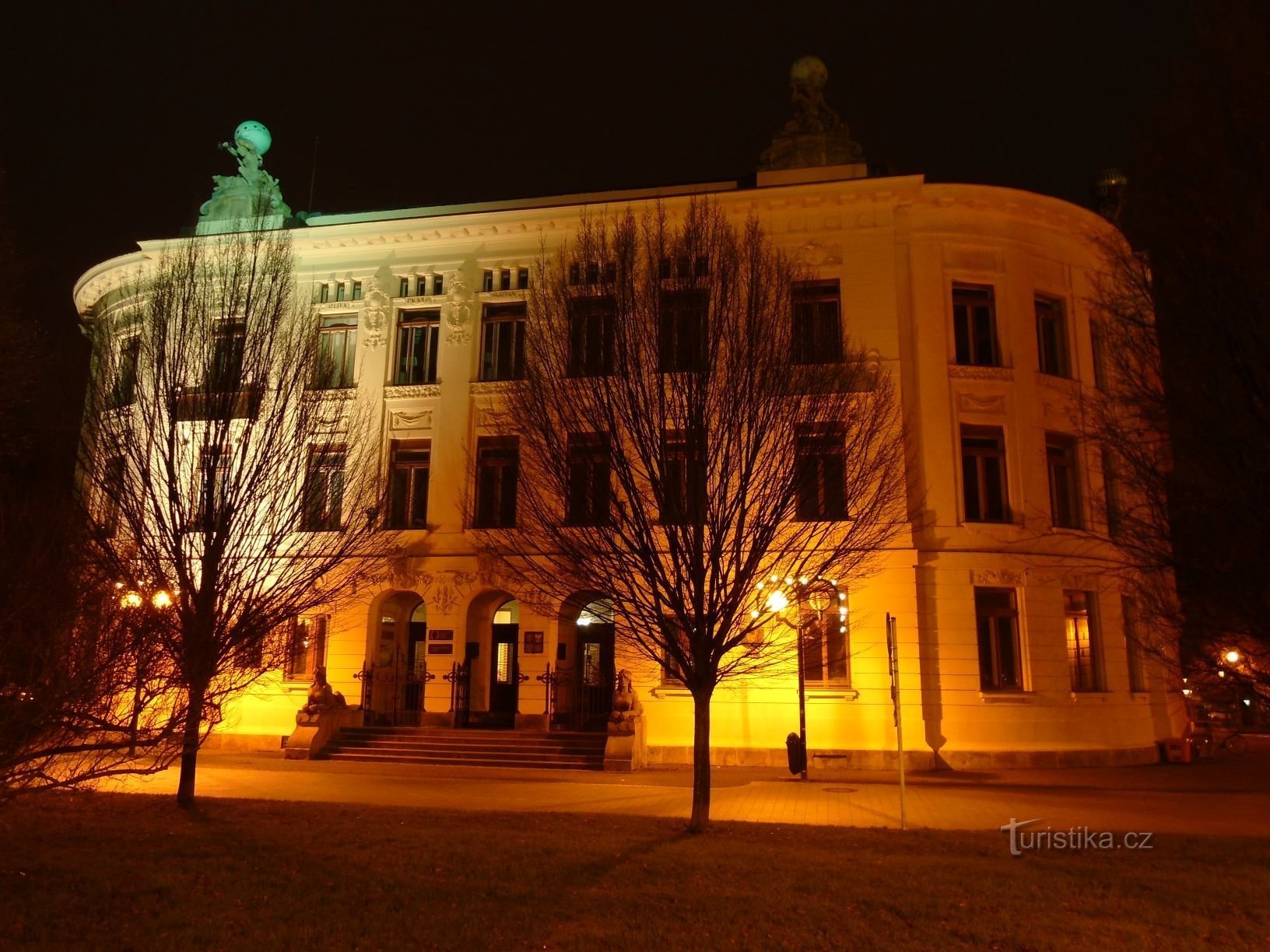 Edificio de la antigua academia de negocios (Hradec Králové, 3.12.2017 de diciembre de XNUMX)
