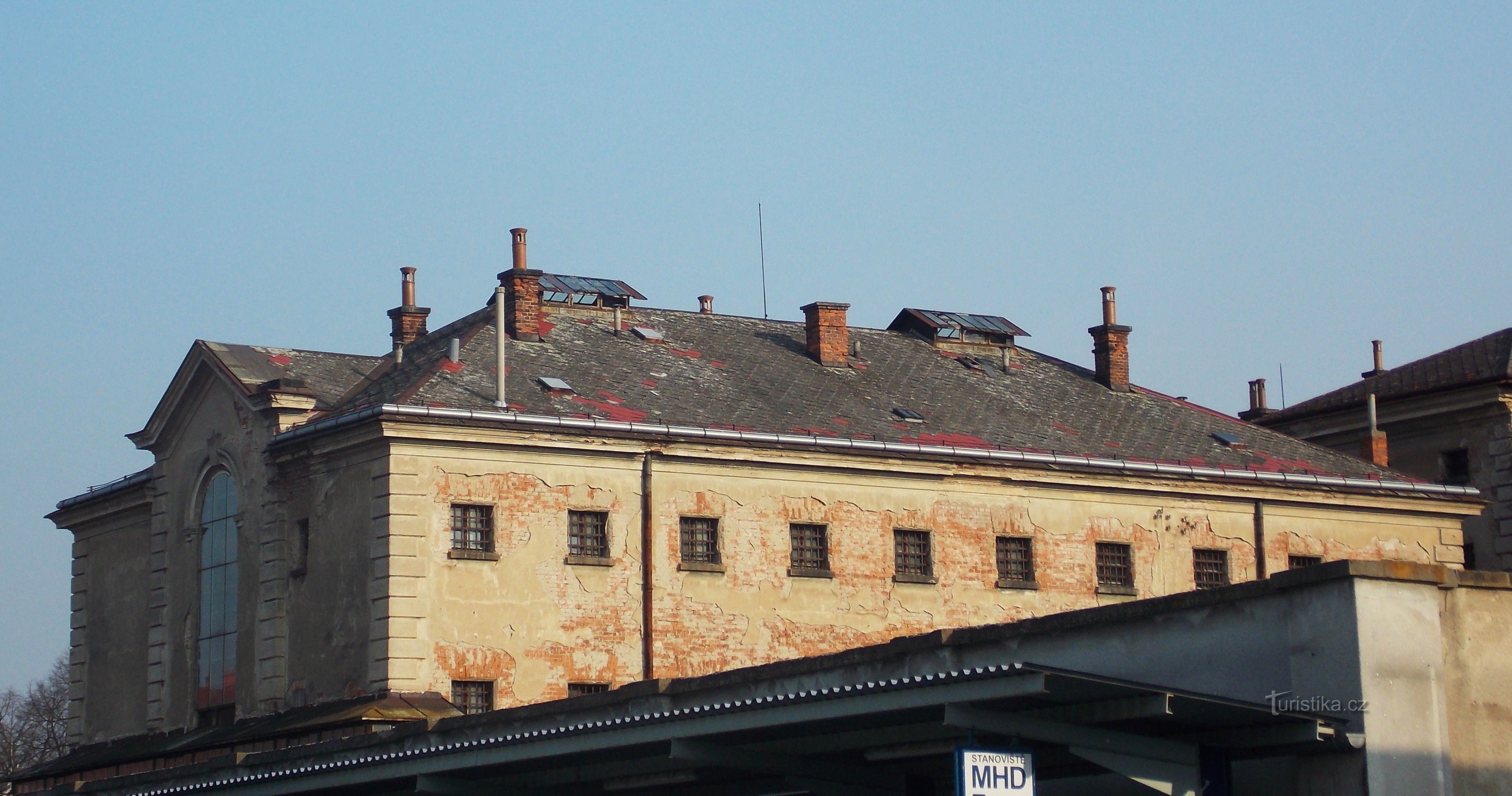 entisen vankilan rakennus lähellä ČSAD-rautatieasemaa