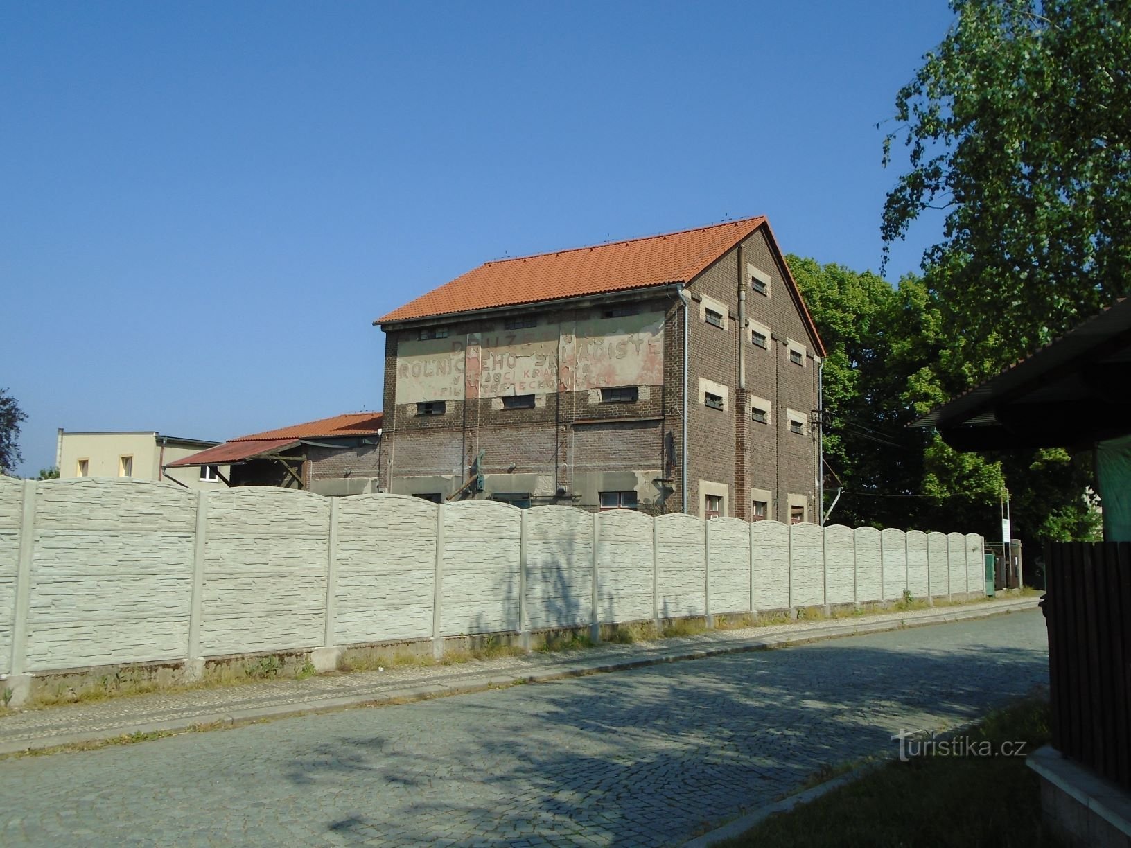 Az egykori mezőgazdasági raktár épülete (Třebechovice pod Orebem, 12.5.2018. május XNUMX.)