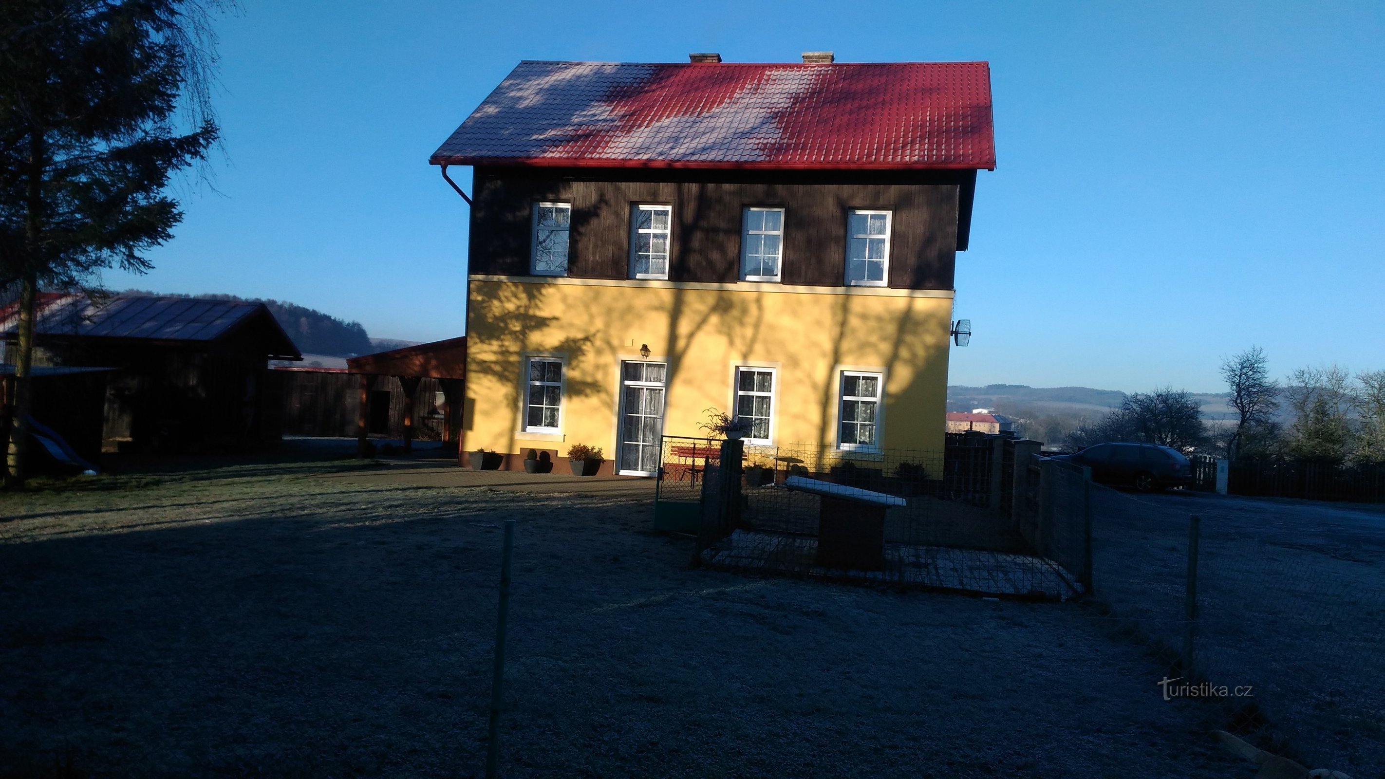 El edificio de la antigua estación de tren de Verneřice