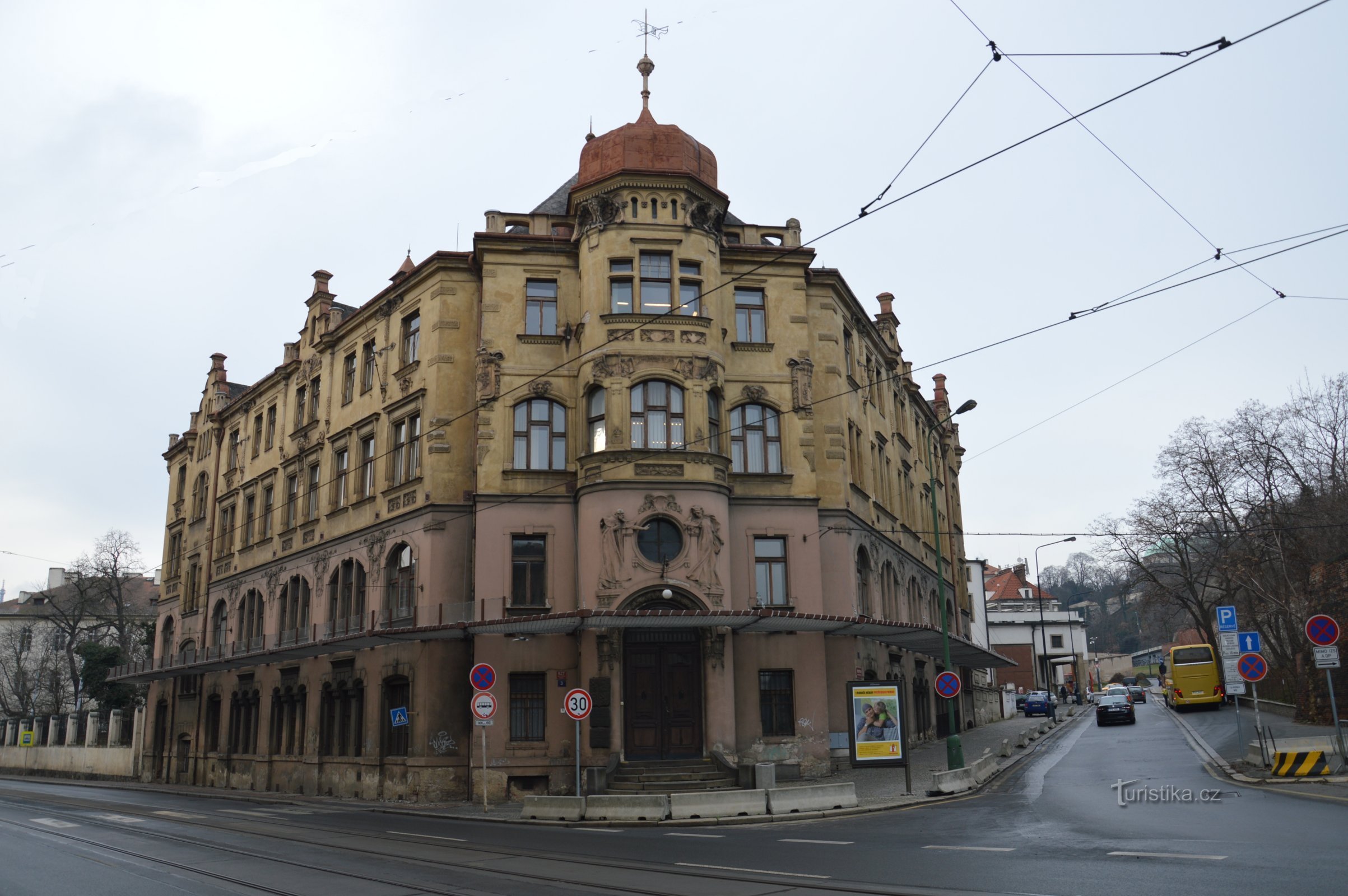 Stavba nekdanjega Zimskega zdravilišča, danes sedež mestnega sveta