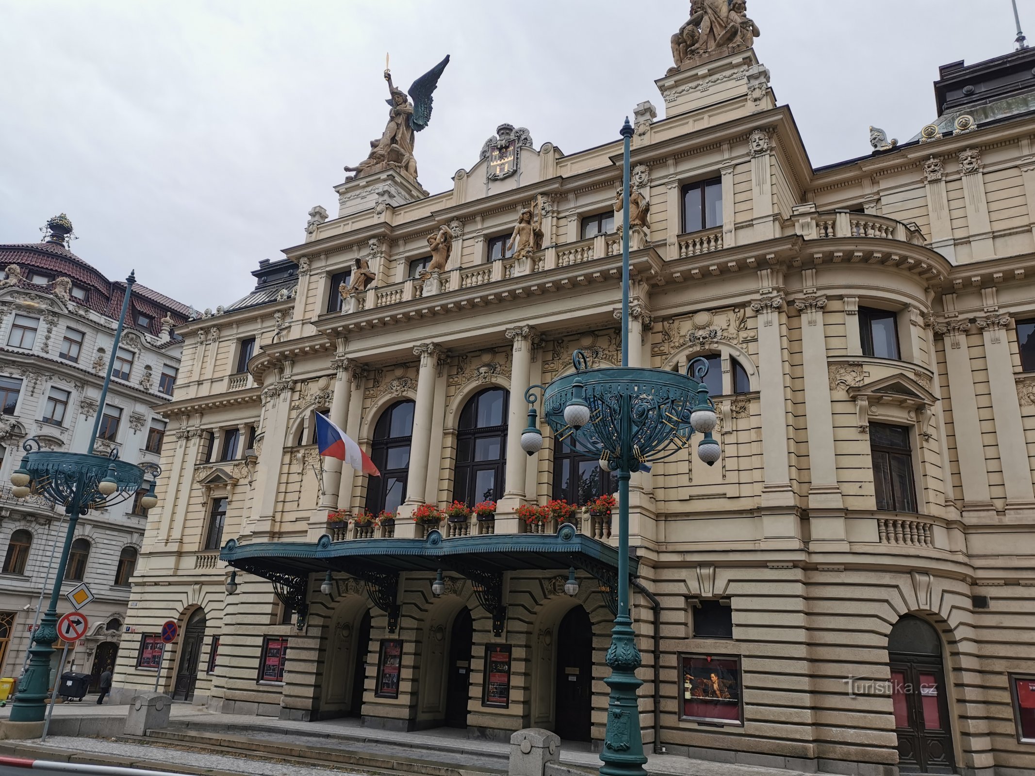 costruzione del Teatro a Vinohrady