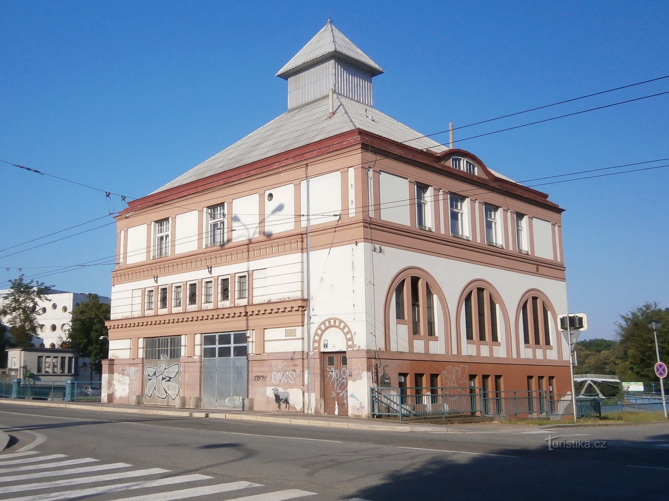 Kraftverksbyggnaden på Moravské längst över Orlice (Hradec Králové)