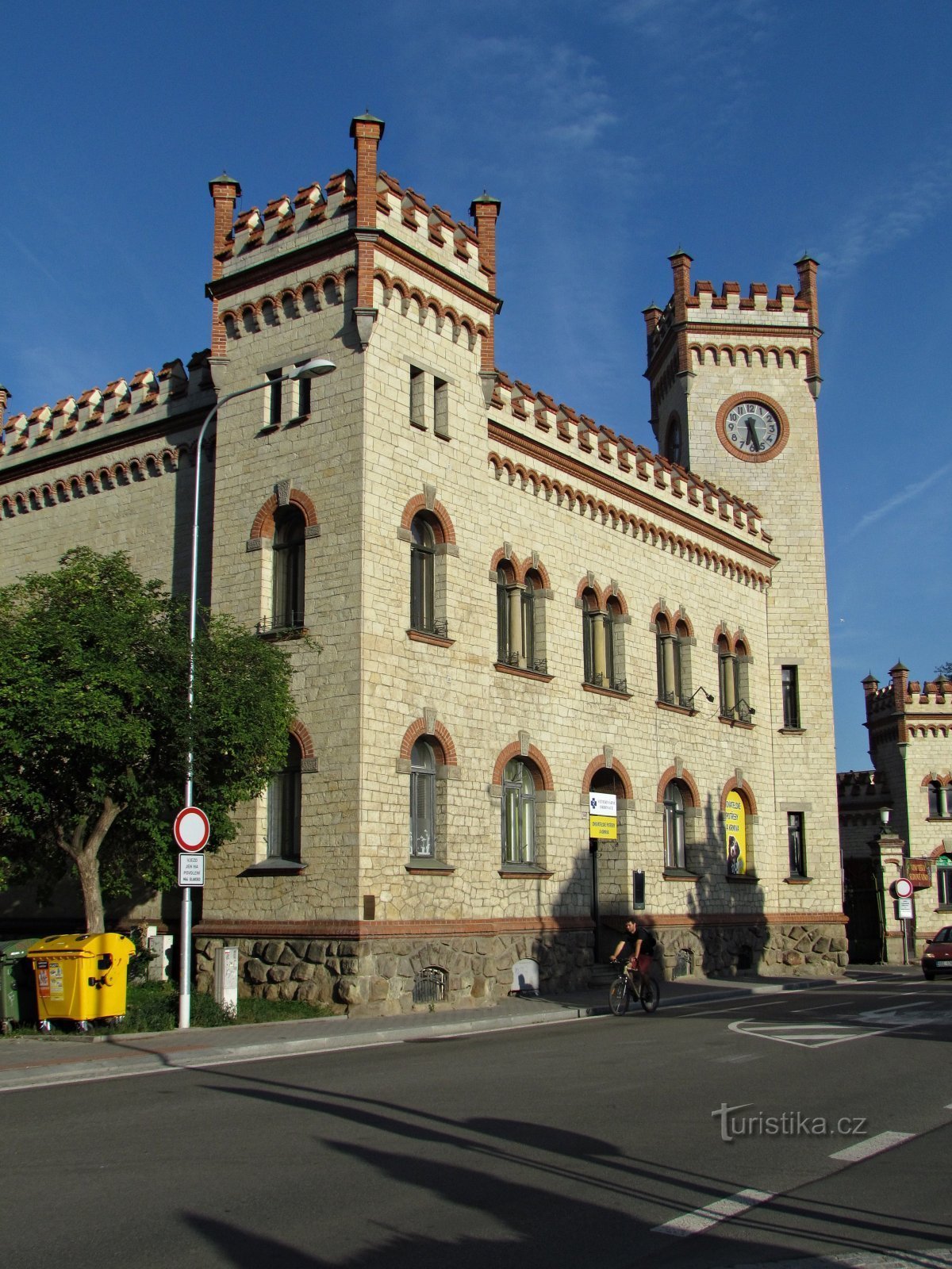 byggnaden av företaget Ježek eller slottet Blan