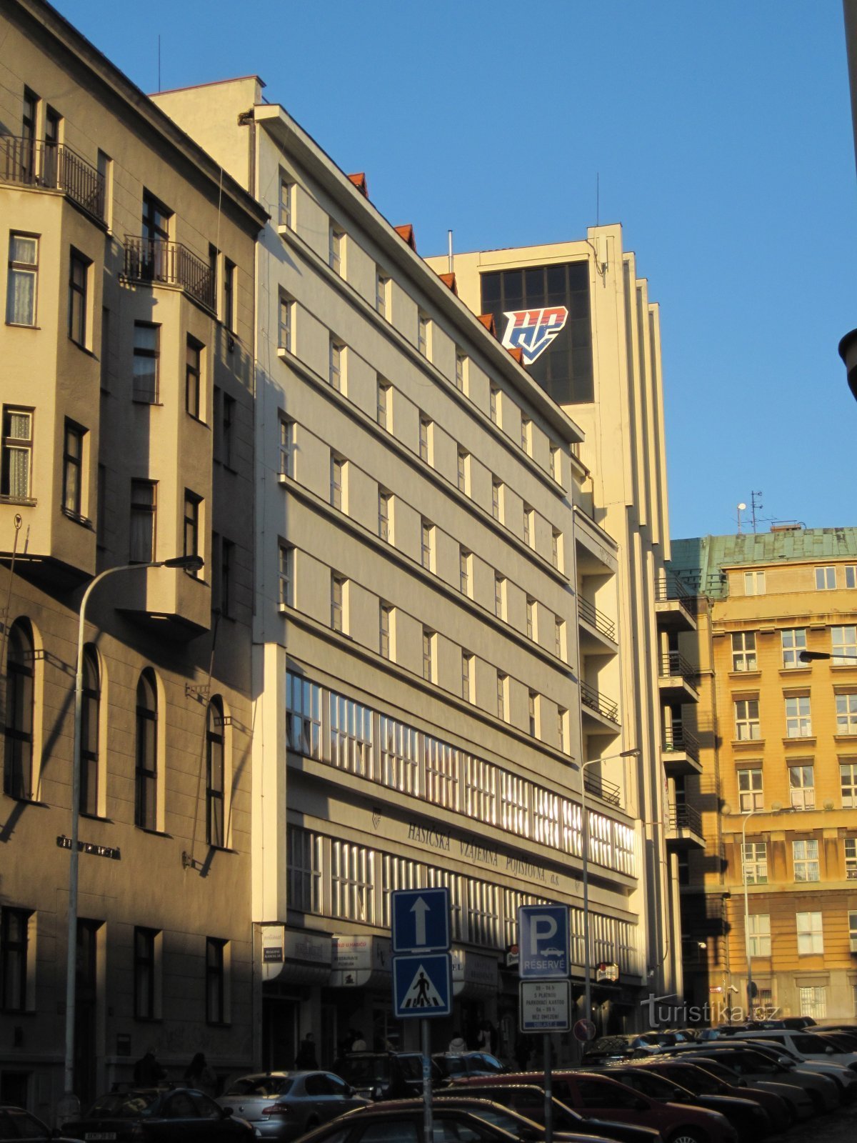 O edifício da companhia de seguros mútuos Hasičská, onde está localizado o Teatro U Hasičů