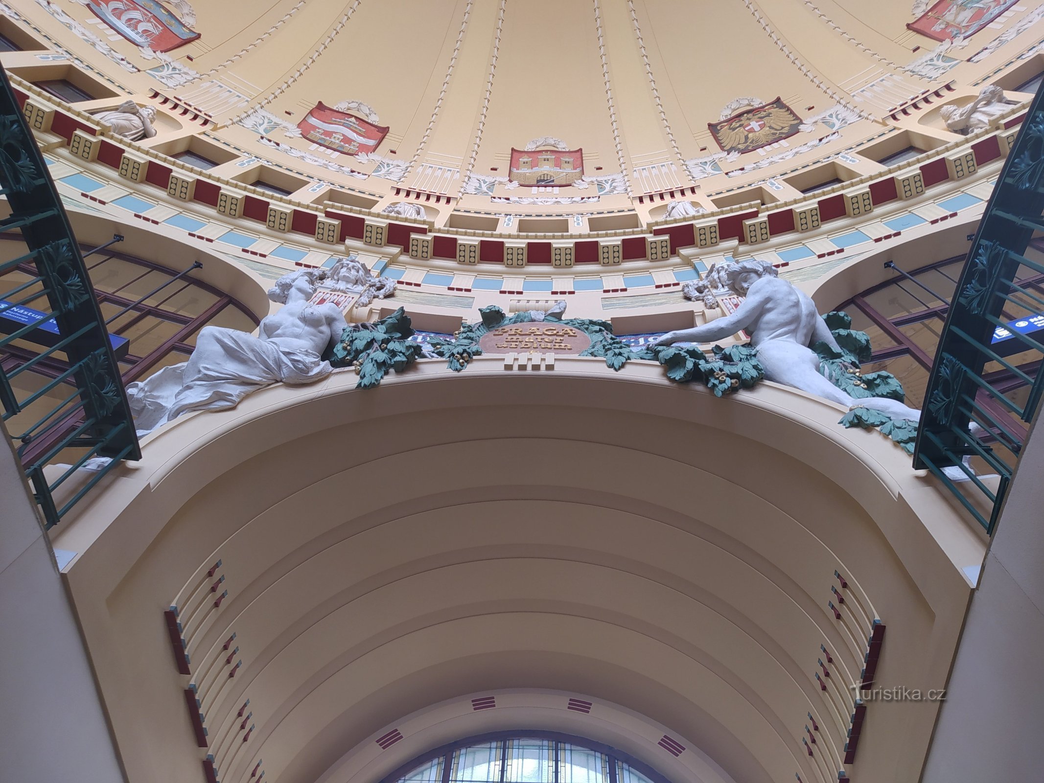 Het hoofdgebouw treinstation van Praag