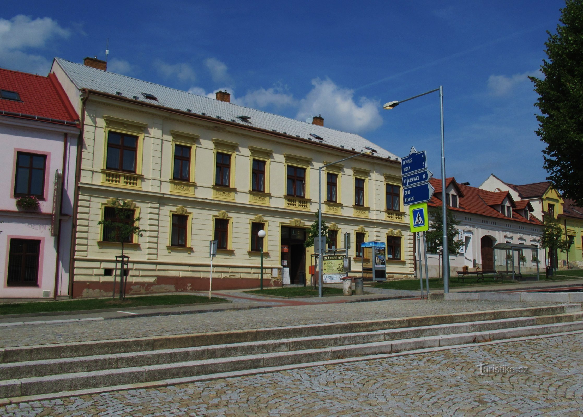 clădirea Infocenter cu o expoziție de vânzări de ceramică