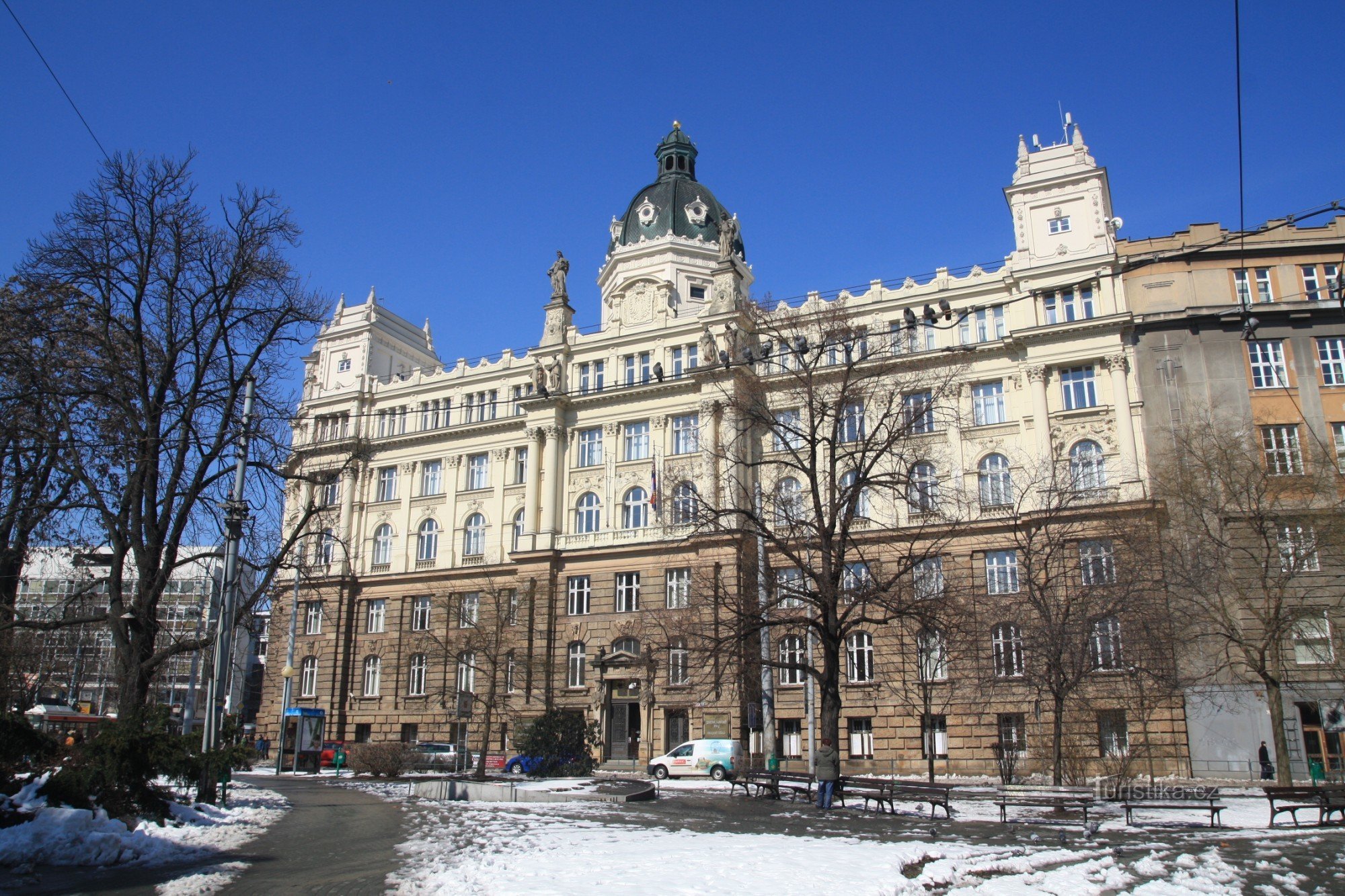 Das Gebäude des Südmährischen Kreisamtes am Žerotín-Platz