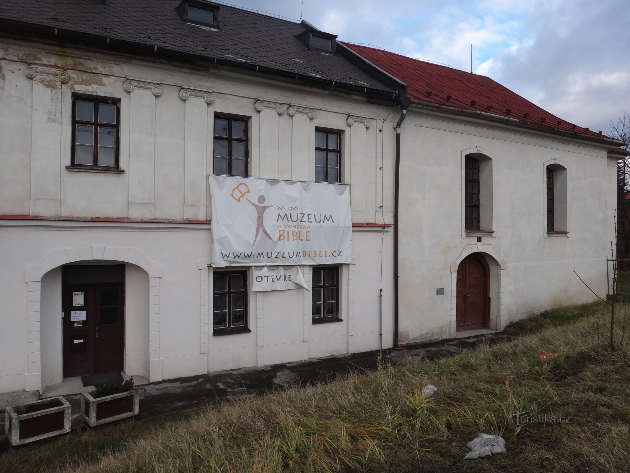 budynek klasztorny, w którym znajduje się Muzeum Biblijne