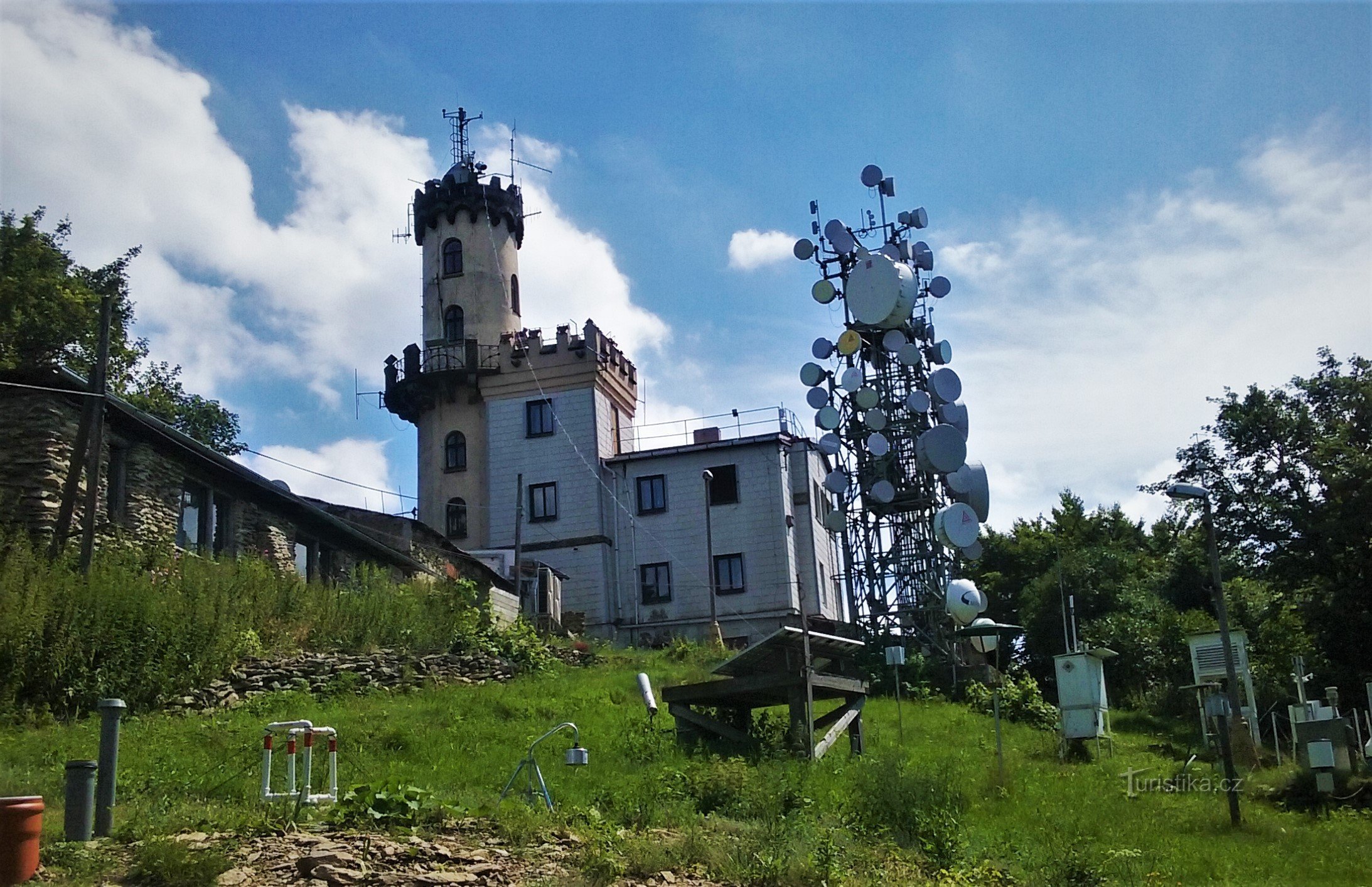 Meteorologisch stationsgebouw met observatiedek