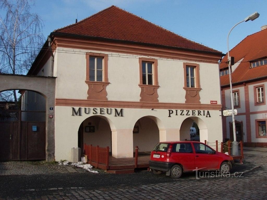 Bygningen af ​​keramikmuseet i Kostelec nad Černými Lesy