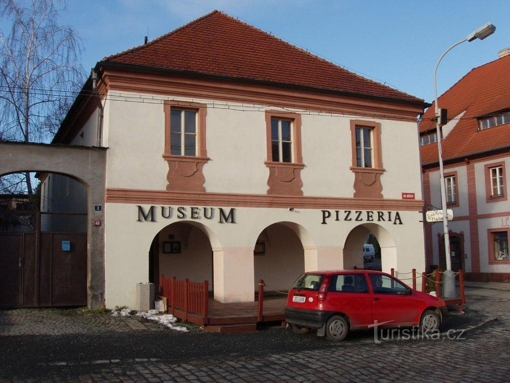 Byggnaden av keramikmuseet i Kostelec nad Černými Lesy