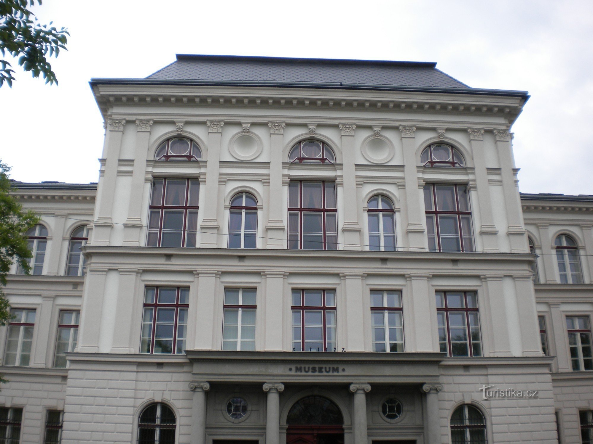 Museibyggnaden från parken framför den.