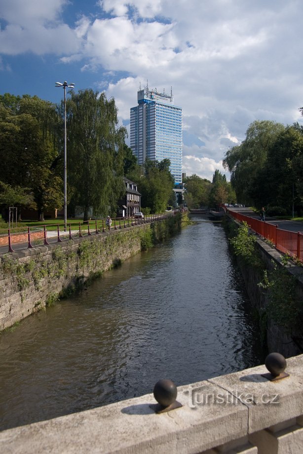 Un bâtiment sur la rive droite de la Nisa de Lusace