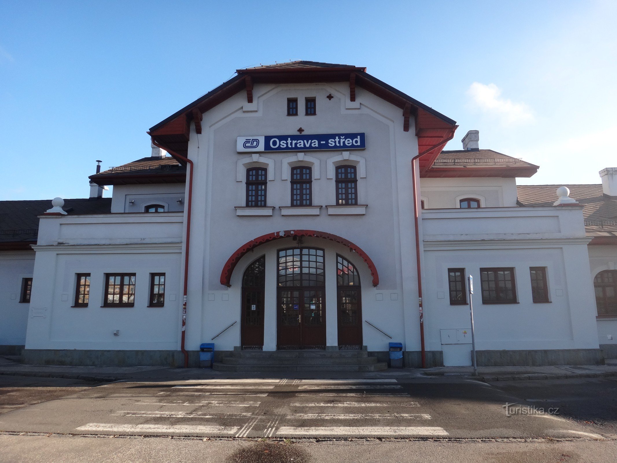 das Gebäude des Bahnhofs Ostrava-str. und des Eisenbahnmuseums