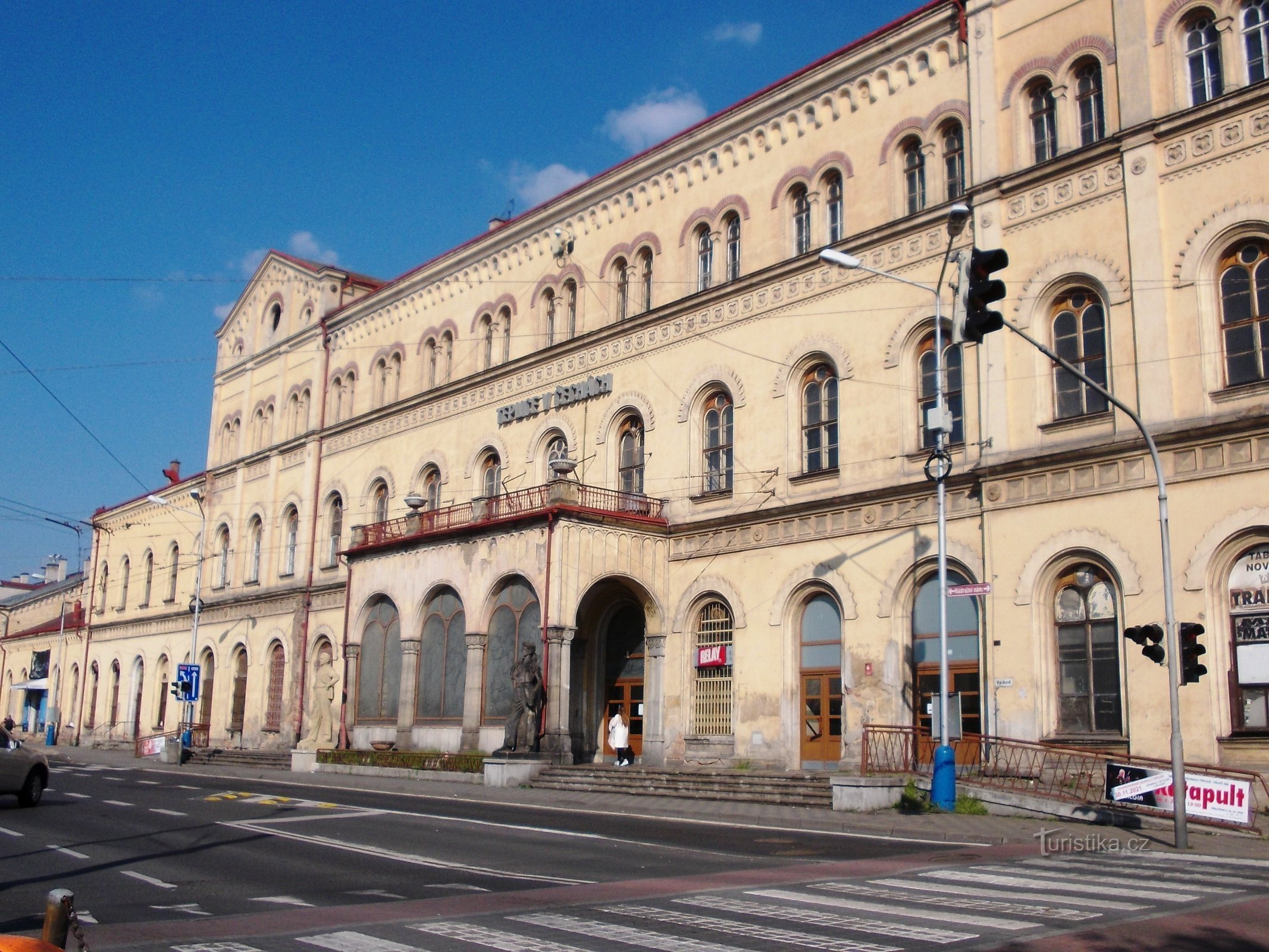 budova nádraží, stavba v rokoch 1876 - 1878