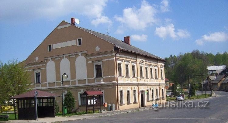 Gemeindeamtsgebäude: Das Dorf ist ein typisches Kolonisationsdorf aus der Regierungszeit des Letzteren