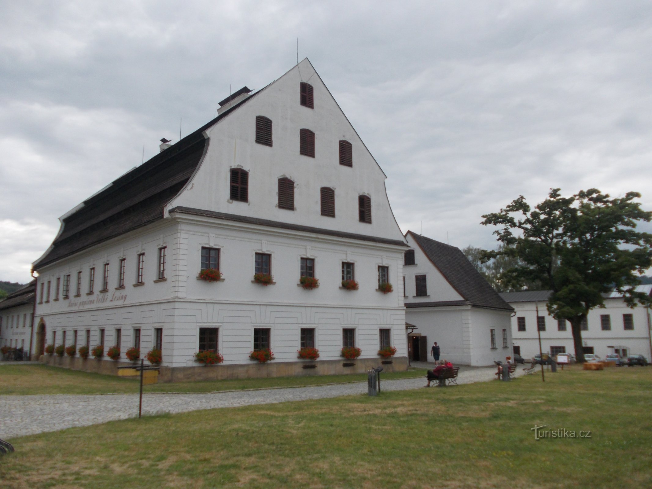 das Papierfabrikgebäude und dahinter das Papierladengebäude