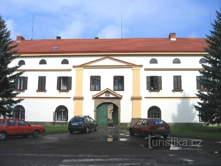 Gebäude vor der Burg