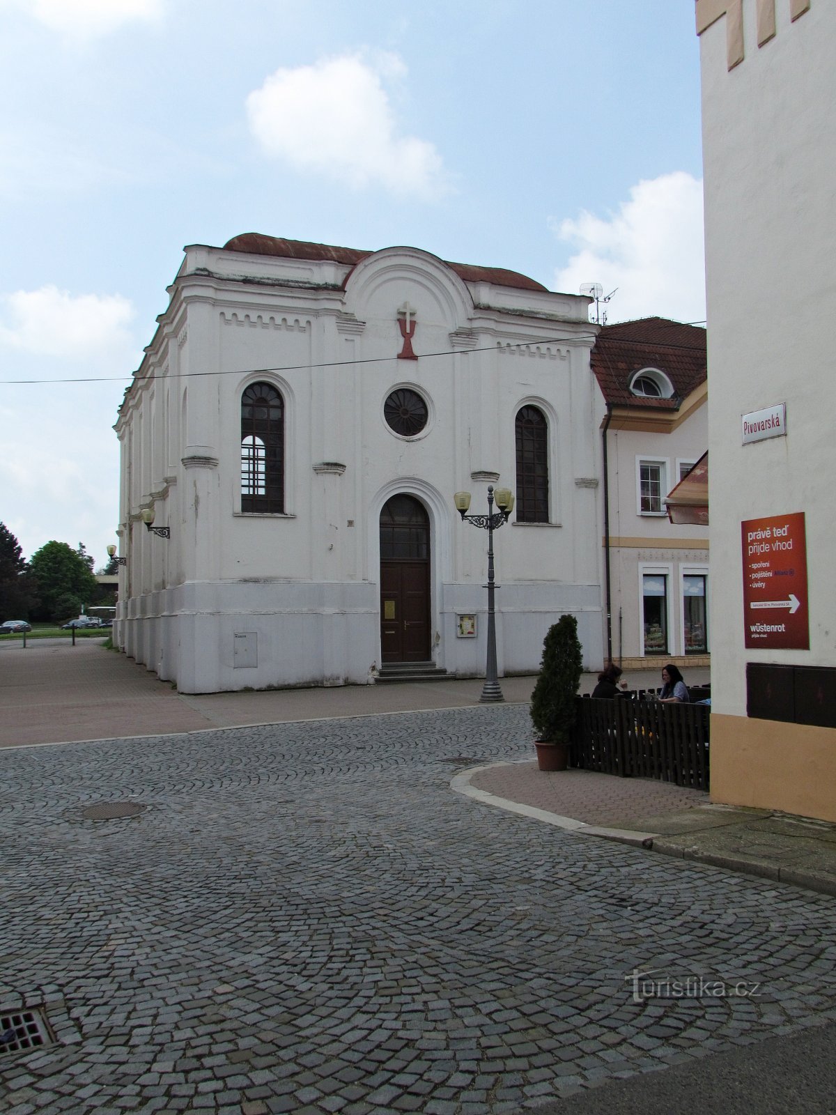 Gebäude vom Platz aus gesehen