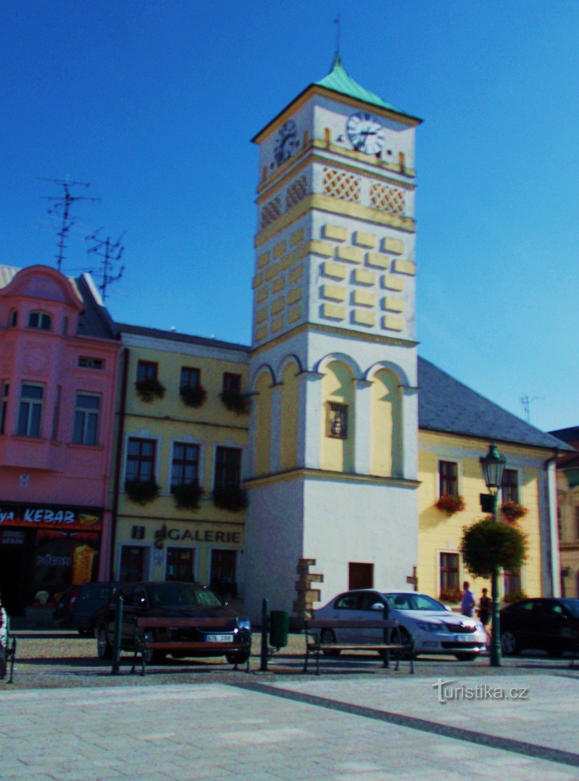 Здание ратуши - доминанта площади Масарика в Карвине.
