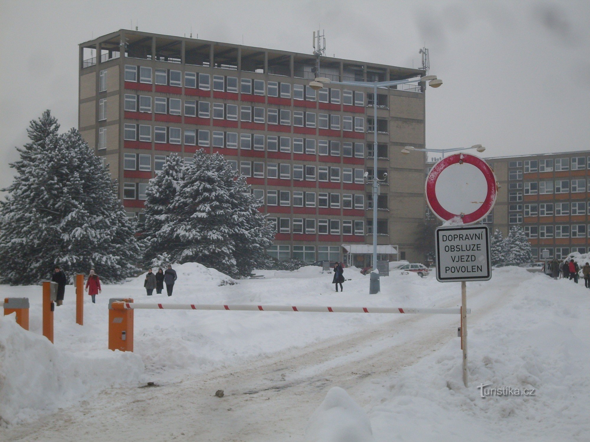 Clădirea rectoratului iarna