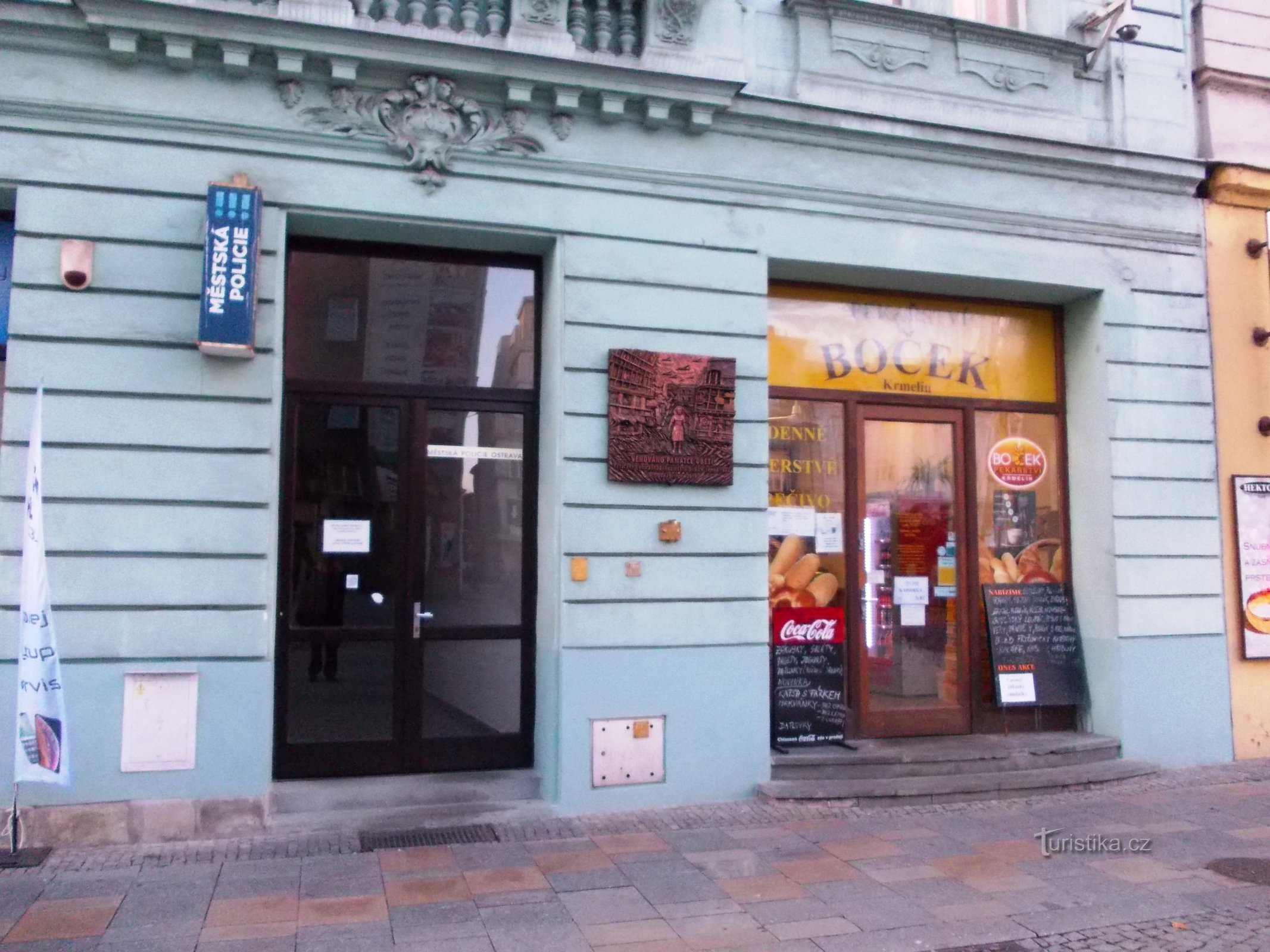 edificio con targa commemorativa